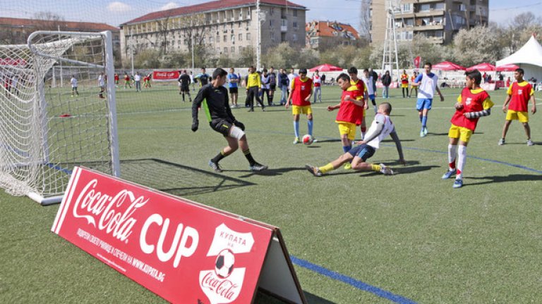 Отборите победители от всяка община ще се срещнат по време на регионалните финали, а големият финал на „Купата на Coca-Cola: Движи се!“ 2016 ще се проведе на 19 юни в София