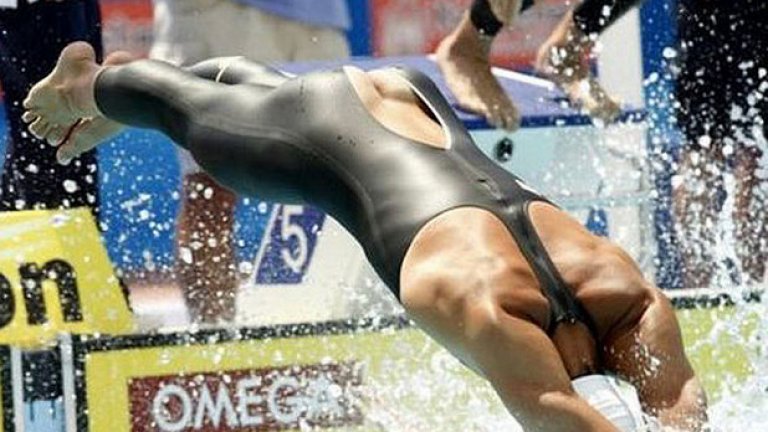 Олимпийският шампион Рики Беренс стана сензация в интернет, когато през 2009-а костюмът му се скъса по подобие на Джилиан Кук и цепката слезе почти неприлично под кръста му. Това обаче не му попречи да стигне до златото на 4х100м свободен стил на Световното първенство в Рим