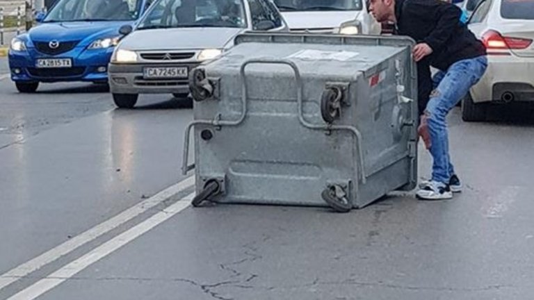 Вятърът запрати и контейнер за боклук насред пътно платно в София.