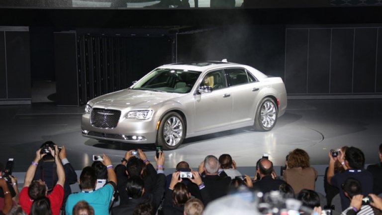 Chrysler 300
Chrysler вече показа освежения 300 преди премиерата му в Лос Анжелис, но това не се отрази на интереса към успешния модел. 300 вече има предница с по-изчистен дизайн, благодарение на новите фароме и новата броня. В интериора нови са мултифункционалният волан, арматурното табло и още няколко уреда. При моторите няма промяна, като става въпрос за 3,6-литровия бензинов мотор Pentastar V6 и за 5,7-литровия V8 Hemi, но добрата новина е, че двигателите вече ще работят с 8-степенен автоматик.