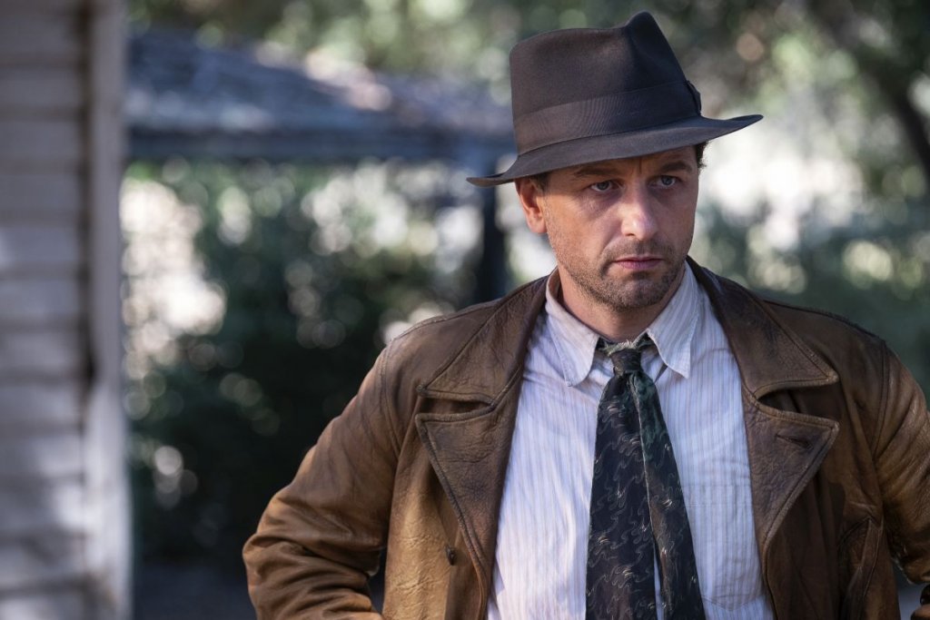 "Пери Мейсън" (Perry Mason)
Годината е 1932 г. Лос Анджелис има щастието да е в добра позиция в сравнение с останалата част от САЩ, възстановяваща се от Голямата депресия. Но дори в такава среда престъпността вирее - отвличането на дете поражда голям скандал, а частният детектив Пери Мейсън е нает да се заеме със случая, който може да има сериозни последици за много замесени лица. Включително и самия него.
В главната роля е Матю Рис ("Американците"), а ако осемте епизода на първи сезон не са ви достатъчни, спокойно - работи се по втори такъв.
"Пери Мейсън" е продукция на HBO и можете да го откриете в HBO GO.