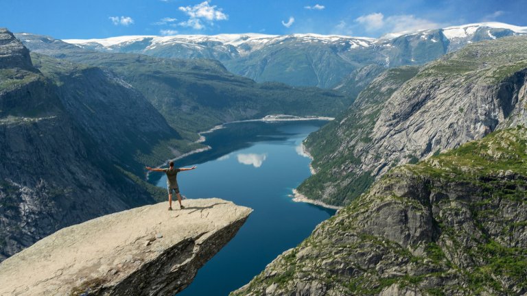 Тролският език
Името на една от най-знаковите гледки от Норвегия - Тролтунга – идва по логичен начин. Издадената над езерото Рингедалсватнет скала напомня на изплезен език, но кадрите от мястото съдържат есенцията на Норвегия – планини, надвиснали над тънка ивица вода. Самата скала е на 700 метра над езерото и да застанеш на ръба ѝ не е за всеки. 
Това, което снимките обаче не показват, е тежкият 10-часов преход през планините – Тролтунга наистина не е за всеки.