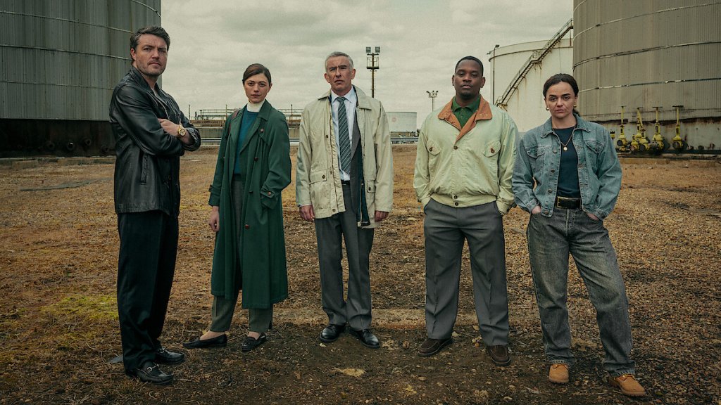 Legends, сезон 1

Къде: в Netflix

Британският крими сериал ни запознава със служители на митническото бюро, които са натоварени със задачата да разследват мистериозен случай, при който загиват група младежи. Първоначалните сведения сочат за употреба на свръхдоза наркотици, но тъй като сред загиналите е и дъщерята на министър, следствието не желае да се задоволи с това обяснение.