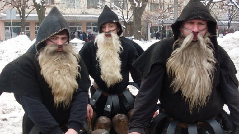 Маски, вино и кебапчета