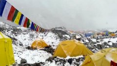 Лавината, отприщена в резултат на силното земетресение в Непал, затрупа част от палатките в базовия лагер на Еверест