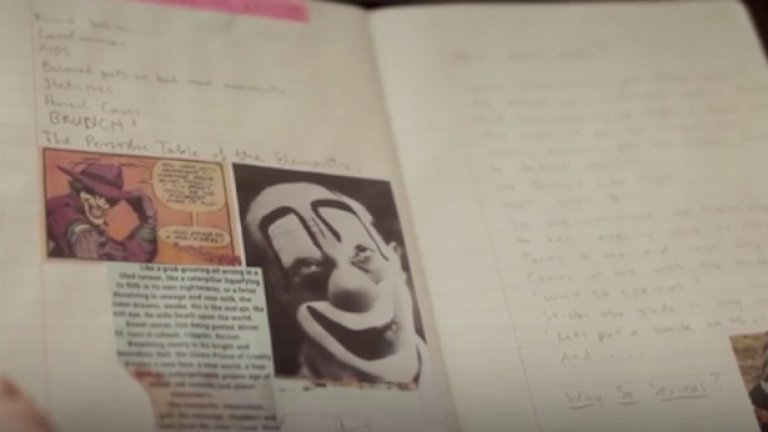 Дневникът е пълен с изображения на карти за игра с жокер и сцени от комиксите за Батман