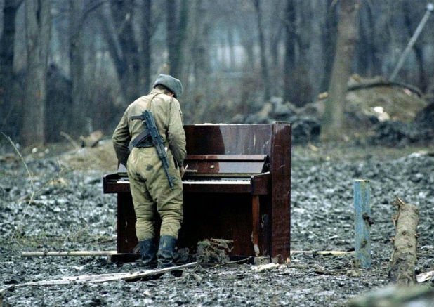 Руски войник свири на изоставено пиано. Чечня, 90-те.