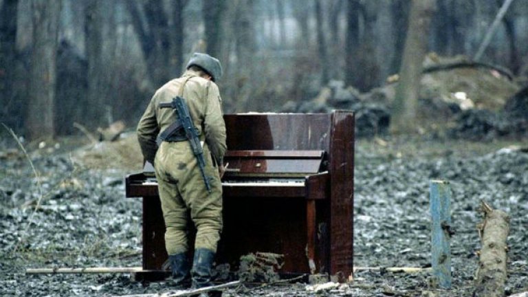 Руски войник свири на изоставено пиано. Чечня, 90-те.
