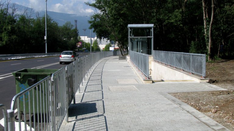 Подлезът, който ще отвежда живеещите от „Лозенец“ в Борисовата градина при завоя, където започва бул. „Никола Вапцаров“, вместо пешеходна пътека