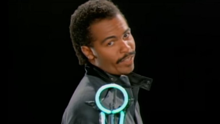 7. Ray Parker Jr. - Ghostbusters
На кого ще се обадите, когато имате нужда от запомняща се мелодия за филм? Рей Паркър! Точно това правят продуцентите на "Ловци на духове". Те искат от музиканта да създаде заглавна песен за фантастичната комедия като той разполага само с няколко дни, за да го стори. Все пак успява като вдъхновението идва от евтина реклама, която вижда по телевизията една нощ. Именно на това дължим този сякаш изскочил от рекламен спот ритъм и текста, подтикващ към ползване на услугите на Ловците на духове.