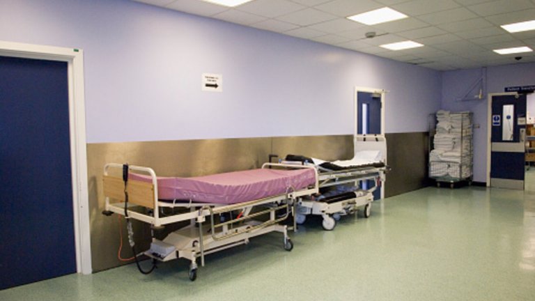 Парите за 3 дни болнични - само 50 на сто от заплатата