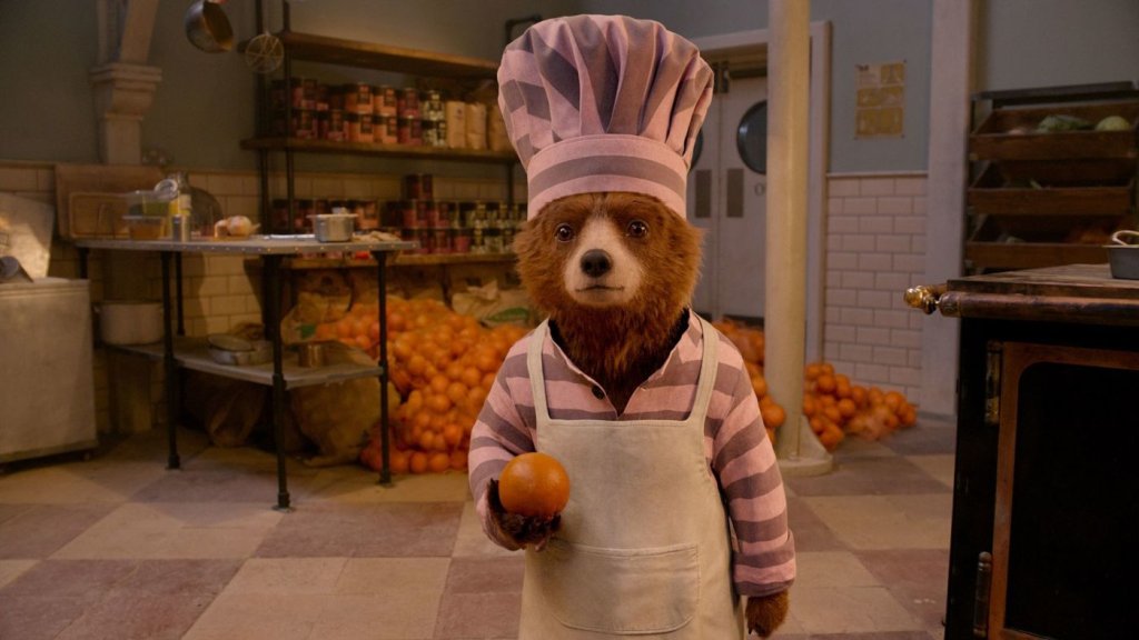 \"Падингтън 2\" (Paddington 2) 
Продължението на анимацията на Пол Кинг от 2015 г. е същински лек срещу лошо настроение и приятна захаросаност. Във втората част от поредицата, базирана на истории от Майкъл Бонд, мечето Падингтън е вкарано в затвора с