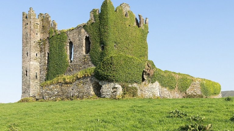 Замъкът Баликарбъри
На 3 километра от град Кеърсивин, гравство Кери, Ирландия, на един висок, зелен хълм се издига замъкът Баликарбъри. Или поне това, което е останало от него. Зданието е построено някъде през XVI век и първоначално е било семейно владение на рода Макарти Мор. След смъртта на сър Доналд Макарти Мор то преминава в ръцете на сър Валънтайн Брауни. По време на Войната на трите кралства замъкът е обстрелван с оръдия. Днес само част от великолепното укрепление е оцеляла, а бурените и мъхът са пропълзяли по цялата сграда.