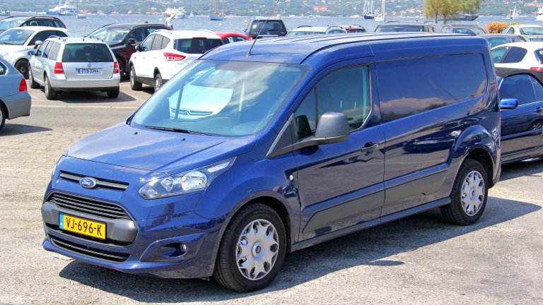 Ford Transit Connect
Жалко е, че Ford вече не прави миниванове. Transit Connect от 2018 г. обаче комбинира най-доброто от два свята: той има 2.0L 4-цилиндров двигател и 150 конски сили. Осемстепенна автоматична трансмисия и огромен товарен капацитет: този Transit е сред най-великите модели на Ford въпреки липсата на спортен чар и дързост.