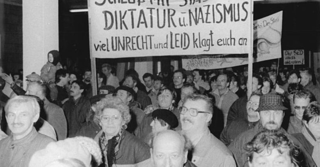 Berlin, Stürmung Stasi-Zentrale