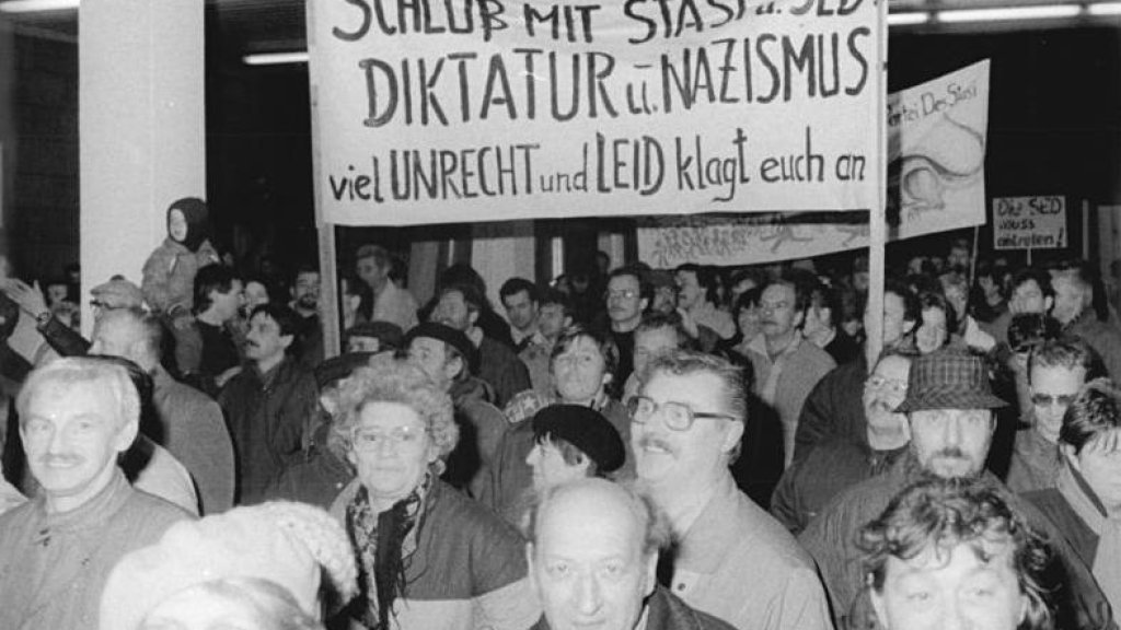 Berlin, Stürmung Stasi-Zentrale