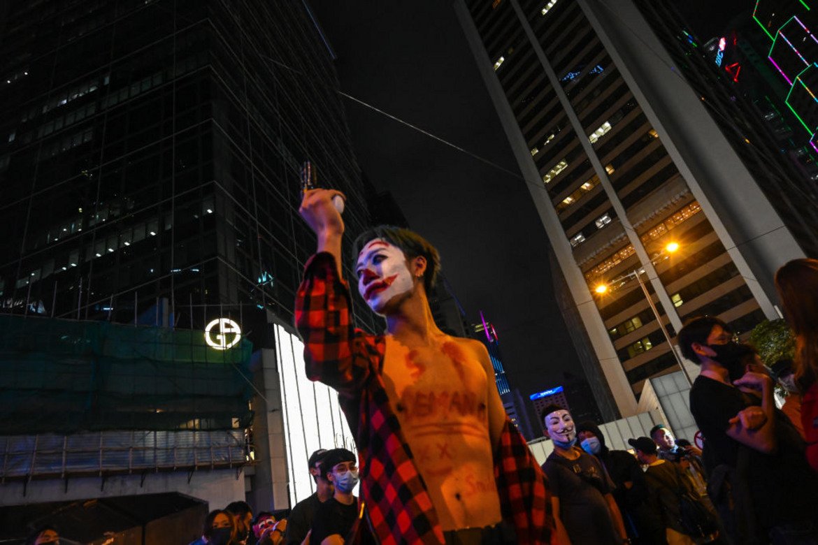 Как протестите в Хонконг приеха Жокера за свой духовен символ