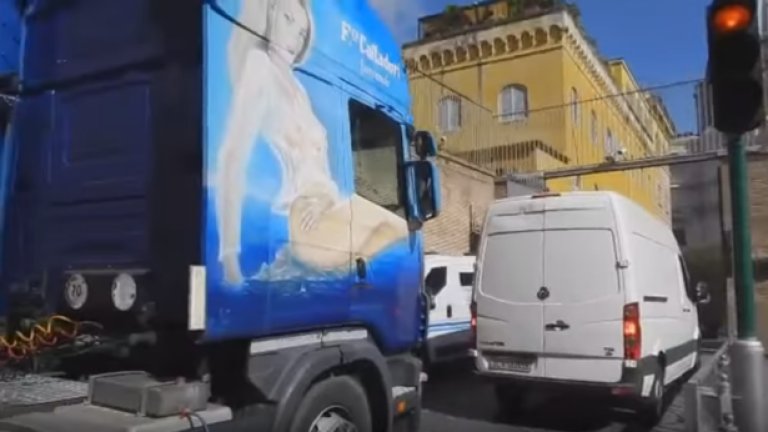 Ватиканът не пусна ТИР с голи жени