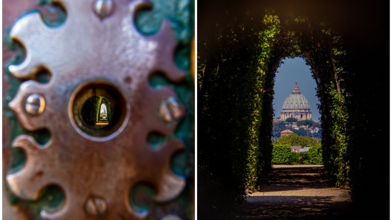 Авентинската ключалка
На върха на Авентинския хълм – или около 20-тина минути пеша от Колизеума, се намира манастир на Ордена на малтийските рицари. Вратата на входа има доста голяма ключалка, през която се открива страхотна гледка към купола на базиликата „Св. Петър“ във Ватикана. Пейзажът се допълва от свежата зеленина на двора на манастира и е страхотен начин да видиш Рим под различен ъгъл.
Тъй като сме в изключително популярен град – не очаквайте пред ключалката да няма никого. Малко по-надолу по улицата по хълма обаче има идеално място за почивка – Градината на портокалите, която има панорамна тераса към Ватикана и централната част на Рим.