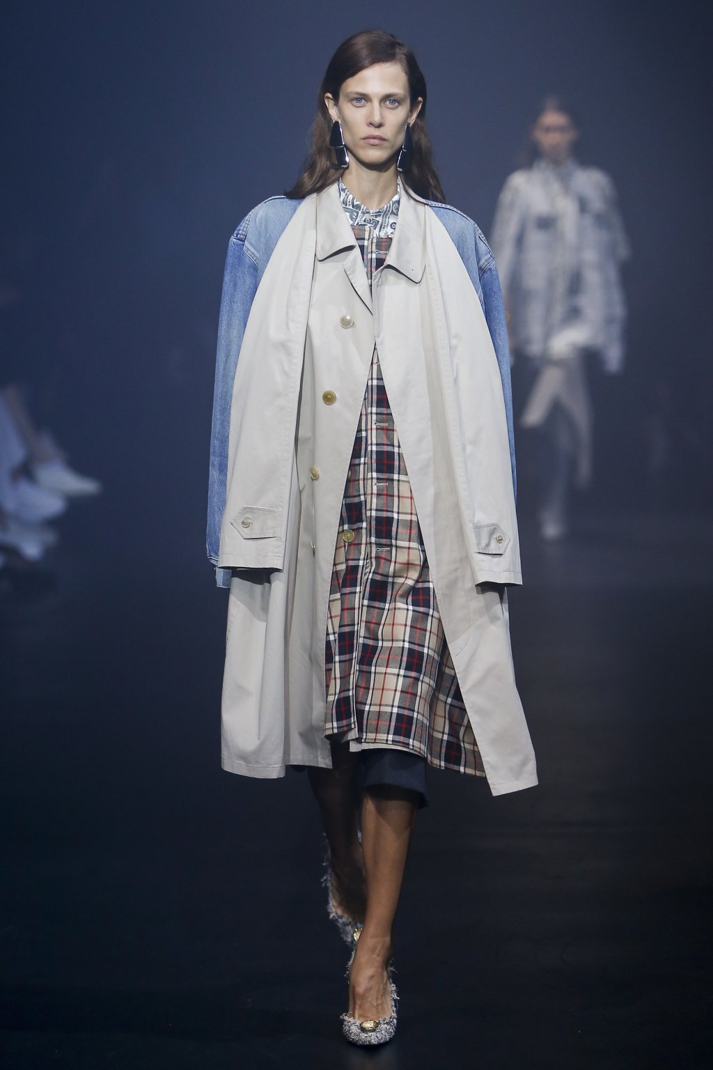 Защо да имате едно палто, когато можете да имате две? Balenciaga показва, че това е напълно възможно - хибридна дреха за различни поводи.