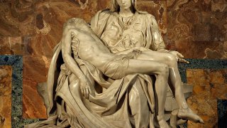 977px-Michelangelo's_Pieta_5450_cropncleaned_edit