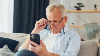 Напътствията от разстояние не работят и трябва да помогнем лично