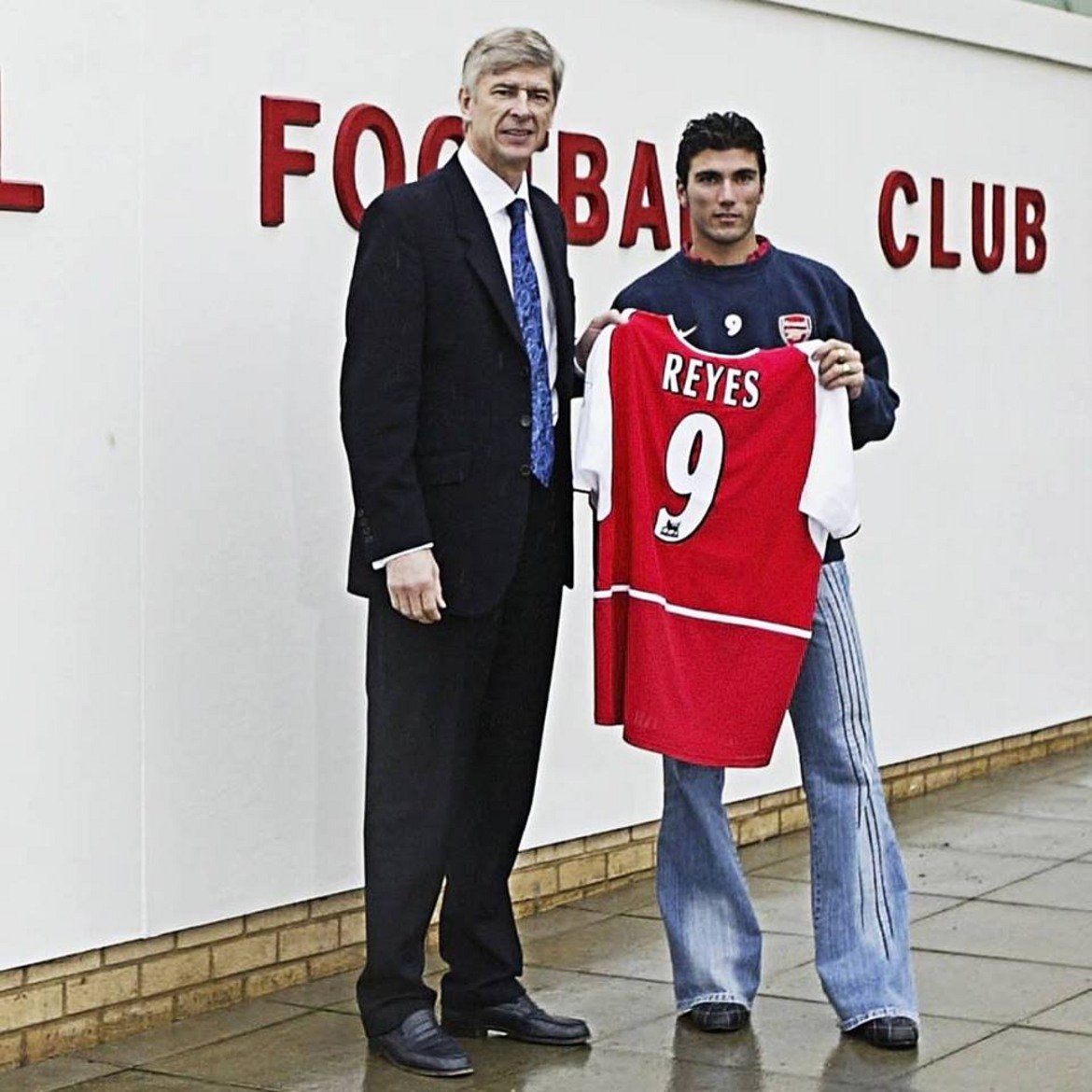 Представянето на Хосе Антонио Рейес като футболист на Арсенал през 2004 г. Явно е фен на дънките Чарлстон.