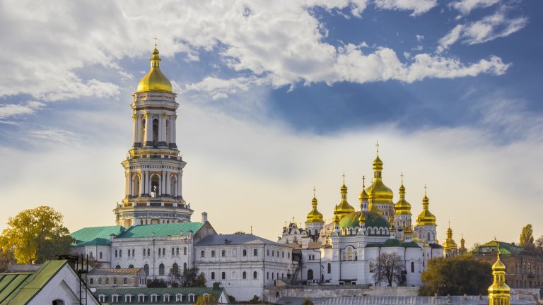 Църкви и манастири
Киев има десетки православни храмове и църкви, а позлатените им кубета са една от най-характерните гледки от града. 
Киевско-Печерската лавра – православният пещерен манастир на река Днепър, е вероятно най-впечатляващ. Основан през 1051 г., той е все още действащ манастир, въпреки че е и културна и туристическа забележителност. Представлява цял комплекс от църкви, параклиси, камбанарии, крепостни стени и подземни пещерни системи, използвани като монашески килии. 
Към комплекса трябва задължително да прибавим и катедралата „Св. София“ и църквата „Св. Андрей“.