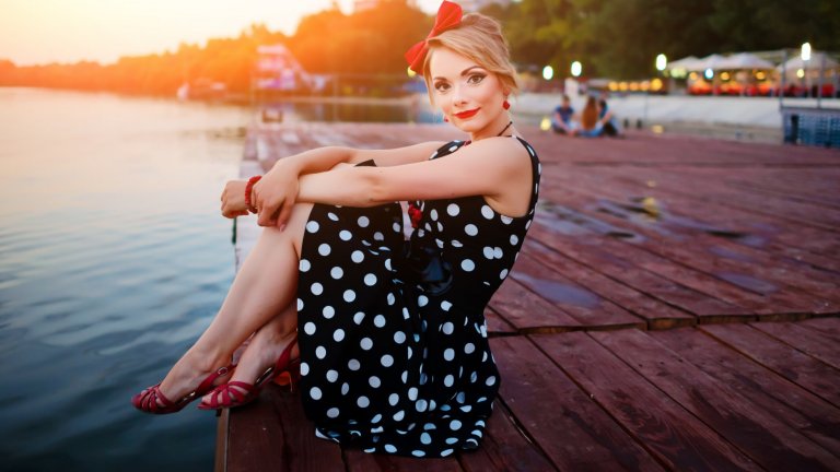 Точките не спират да са актуалниВсе си мислим, че точките все пак ще излязат от мода, и все не сме прави. И тази пролет и лято те ще са актуални благодарение на имена като Chanel и Claudia. Роклите на точки са доста ретро, малко а ла Лолита, но носят и духа на Кан, Монако, бреговете на Амалфи. И са чудесен избор точно за коктейлна рокля, която не бива да е строго елегантна. А кройки на точки има буквално за всяка фигура.