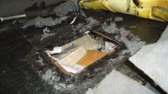 След демонтиране на седалката, митничарите намерили капак на пригоден тайник в кухина на колата, от който са извадени 19 пакета с надписи на арабски език