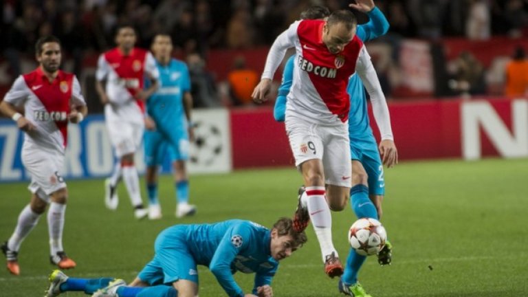 Бербатов бе заменен в 56-ата минута от Антони Мартиал.