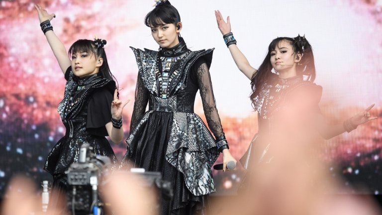 Babymetal
В образа на Babymetal се усеща лека, постепенна еволюция с всеки албум. Акцентът винаги е върху червеното и черното, но като цяло видът на бандата е вдъхновен от японските готически и пънк сцени, както и от самураите и мангата. Последният албум – Metal Galaxy – е придружен от една по-мрачна визия за групата, като костюмите им са изцяло в черно.