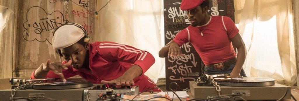 4. The Get Down 
"Короната" може да е най-скъпият сериал на Netflix, но преди премиерата му през ноември първото място ще се държи от тази свежа мултимилионна продукция: "The Get Down". Шоуто е творение на режисьора Баз Лурман и сценариста на полицейския сериал "Щит" (The Shield) Шон Раян. Историята се развива през лятото на 1977 г. и разказва за живота на група хлапета от Бронкс на фона на здрав саундтрак от хип-хоп, диско и пънк. Повечето от актьорите са новоизгряващи звезди, а музиката играе ключова роля в сериала. Да се надяваме, че ще е достоен наследник на "Винил". 
Дата на премиерата: 12 август