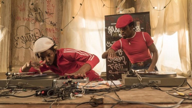 4. The Get Down 
"Короната" може да е най-скъпият сериал на Netflix, но преди премиерата му през ноември първото място ще се държи от тази свежа мултимилионна продукция: "The Get Down". Шоуто е творение на режисьора Баз Лурман и сценариста на полицейския сериал "Щит" (The Shield) Шон Раян. Историята се развива през лятото на 1977 г. и разказва за живота на група хлапета от Бронкс на фона на здрав саундтрак от хип-хоп, диско и пънк. Повечето от актьорите са новоизгряващи звезди, а музиката играе ключова роля в сериала. Да се надяваме, че ще е достоен наследник на "Винил". 
Дата на премиерата: 12 август