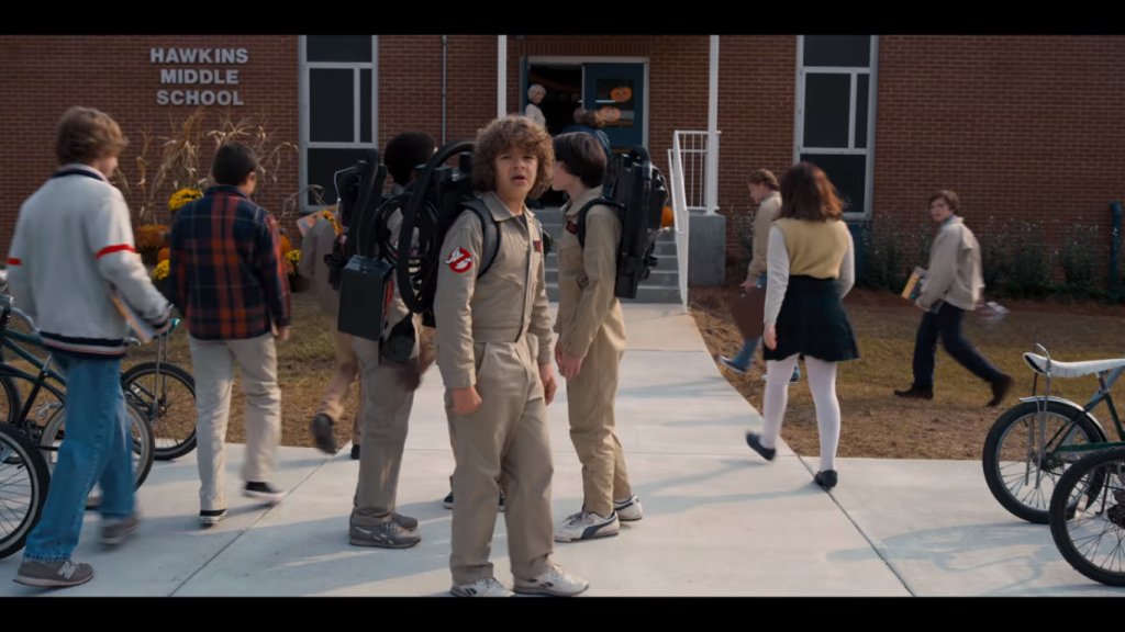 \"Stranger Things\" 
Сериалът перфектно описва естетиката на 80-те години, но най-големият му плюс е историята. 