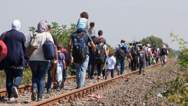 Стотици мигранти преминават границата с Унгария по нелегален път
