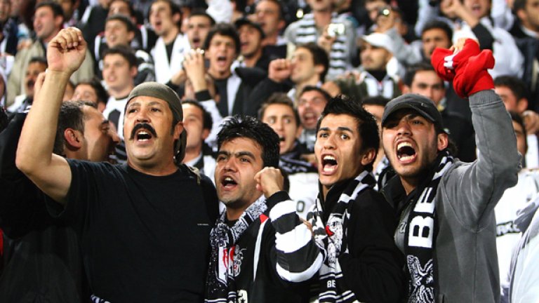 Феновете на тима са най-малко в сравнение с другите два гранда от Истанбул - Фенербахче и Галатасарай, но са луди и не отстъпват по нищо.