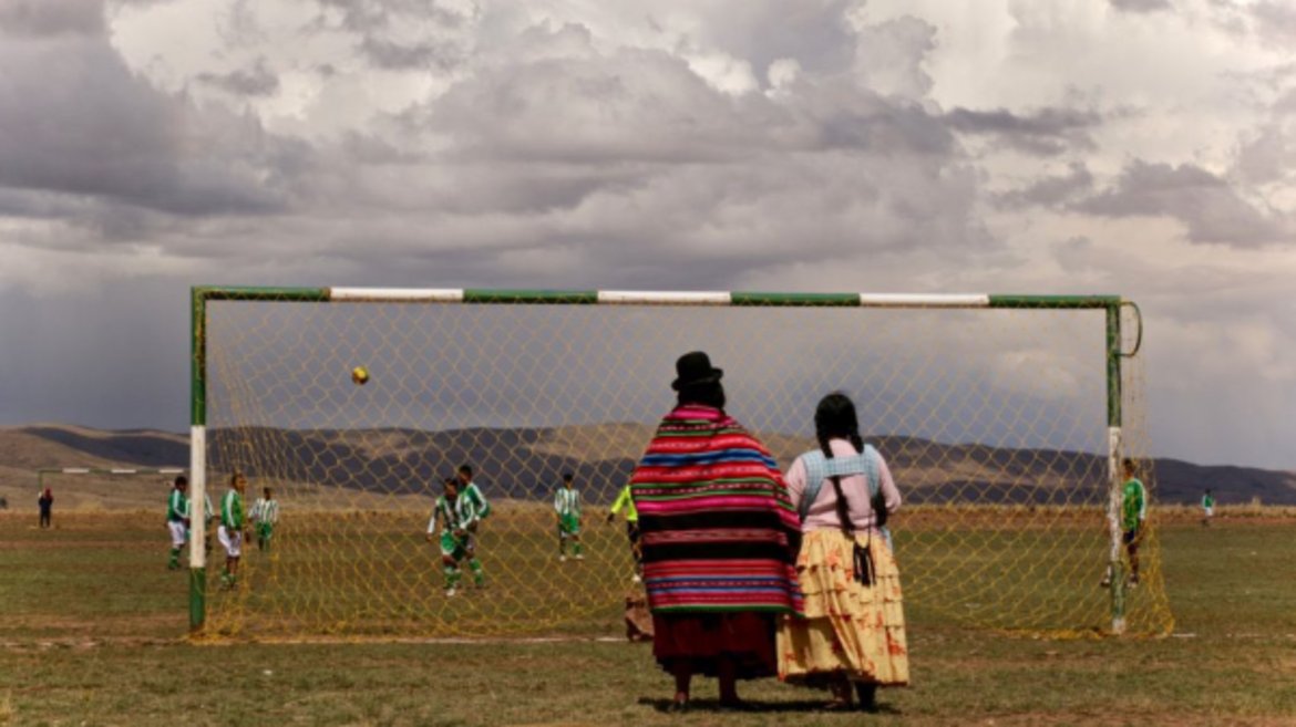 Футболът в Боливия привлича и женското внимание.