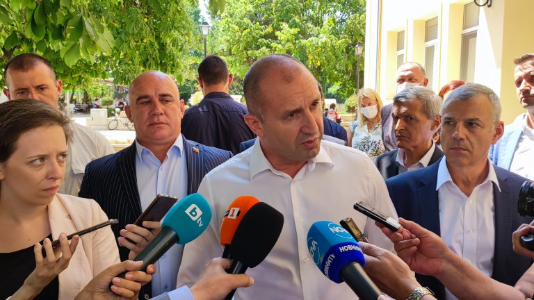 "Трябва да се мисли за интереса на хората - това е смисълът на политиката", убеден е Радев