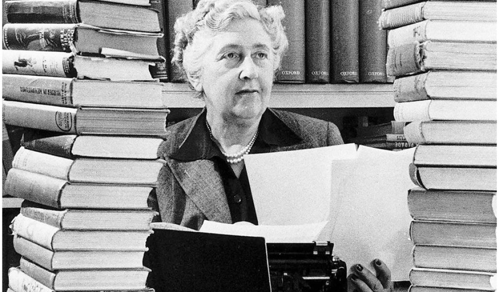 Самата Агата Кристи в дома си  с книгите и пишещата си машина. Авторката пише до последно, като един от финалните й романи написани тогава е „Слоновете помнят”.