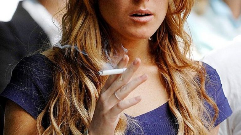 През 2008 година модният лейбъл Jill Stuart прекрати договора си с Линдзи Лоън поради сходни причини. Към този момент актрисата беше тотално сринала имиджа и кариерата си, заради злоупотреба с наркотици и алкохол.
