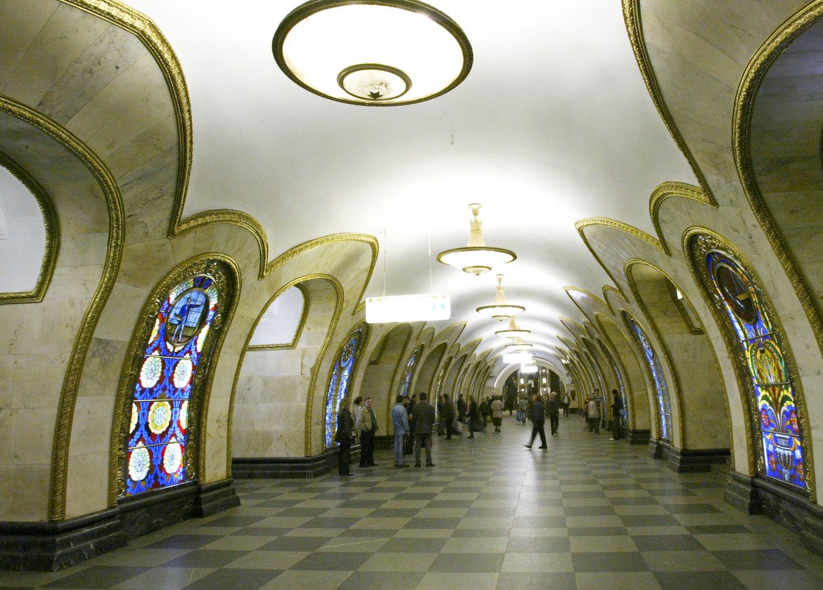 Станция "Новослободска" 

Художникът Павел Корин създава 32 витража от армирано стъкло специално за тази спирка на московското метро. Архитект на самата станция е Алексей Душкин, който отдавна иска да намери приложение именно на армираното стъкло в своите проекти. 

Сред образите във витражите има архитект, музикант и агроном. Други са с геометрични мотиви.
Всичко останало е съобразено със стъклописите, а основната цел е станцията да прилича на подземна крипта. 

Пилоните са заменени от здрави и плътни арки. Използван е розов мрамор, специално извлечен от Урал, и месингов обков. През 2003-а цялото помещение преминава през внимателно почистване и реновация. Дълбочината на спирката е 40 метра.