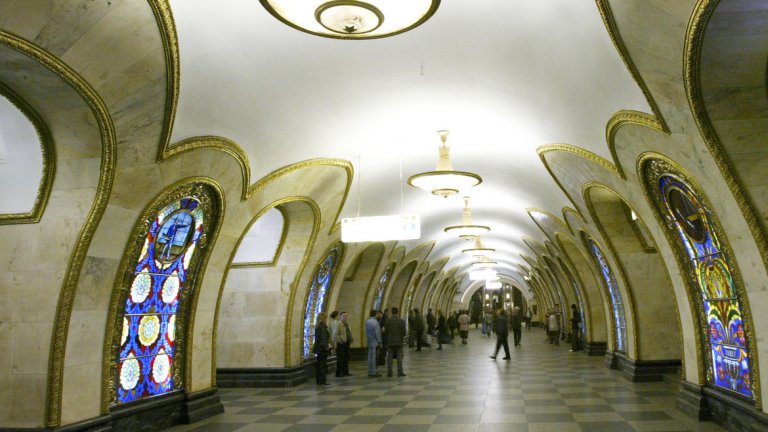  Станция "Новослободска" 

Художникът Павел Корин създава 32 витража от армирано стъкло специално за тази спирка на московското метро. Архитект на самата станция е Алексей Душкин, който отдавна иска да намери приложение именно на армираното стъкло в своите проекти. 

Сред образите във витражите има архитект, музикант и агроном. Други са с геометрични мотиви.
Всичко останало е съобразено със стъклописите, а основната цел е станцията да прилича на подземна крипта. 

Пилоните са заменени от здрави и плътни арки. Използван е розов мрамор, специално извлечен от Урал, и месингов обков. През 2003-а цялото помещение преминава през внимателно почистване и реновация. Дълбочината на спирката е 40 метра.