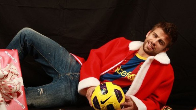 Защитникът на Барселона Жерар Пике влезе в ролята на дядо Коледа