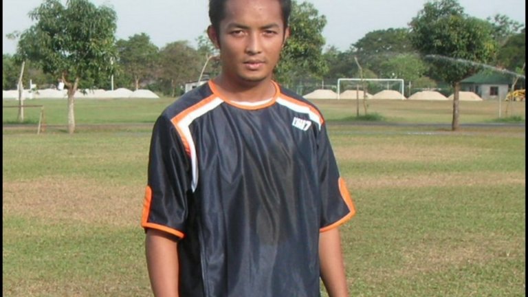 Скъпа, няма да се оженя за теб
Малайзиецът Хасмави Хасан може и да не е най-известното име във футбола, но в родината си е голяма звезда. През 2004-а историята му стана доста популярна. Няколко часа преди сватбата си с модела Норлида той й изпраща смс, че се отказва да се ожени за нея. Хасан се укрива в продължение на седмица, след като заради деянието си е порицан от местната футболна централа, която твърди, че той петни името на играта. В крайна сметка беглецът се появява и му е простено във футболните среди, но Норлида не може да прости. Тя завежда дело срещу него и казва по телевизията, че Хасан е обладан от черна магия.