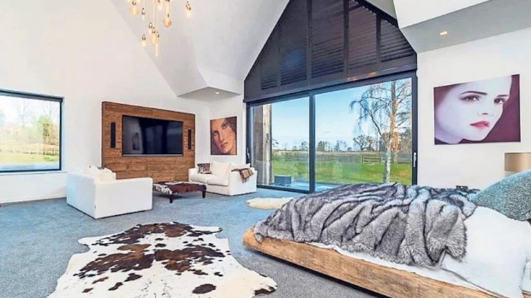 Добре дошли в новото имение на Роналдо в Англия