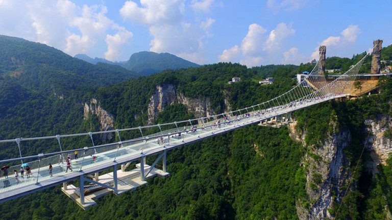 Мостът е изграден от 99 стъклени панела.