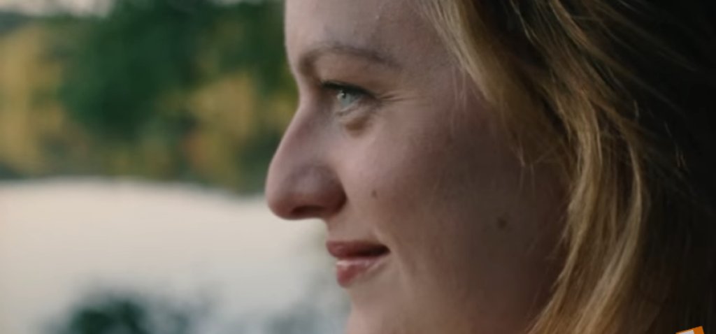 Елизабет Мос в кадър от трейлъра на \"Queen of Earth\" - филм, на който е и продуцент