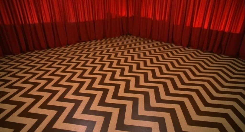 \"TWIN PEAKS\" 
1990 - 1991 
Новият е за хора, които са гледали стария. Дейвид Линч е прекалено странен за телевизията. 