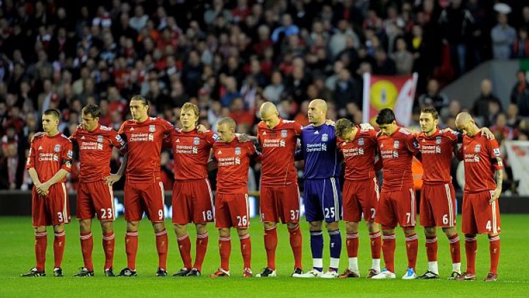 Играчи и публика сведоха глава в минута мълчание преди последния домакински мач на Ливърпул срещу Манчестър Сити този понеделник в знак на почит към 96-имата